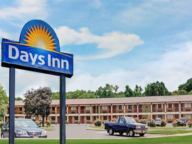 Days Inn By Wyndham Newport News Exterior photo