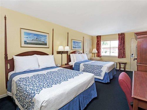 Days Inn By Wyndham Newport News Exterior photo
