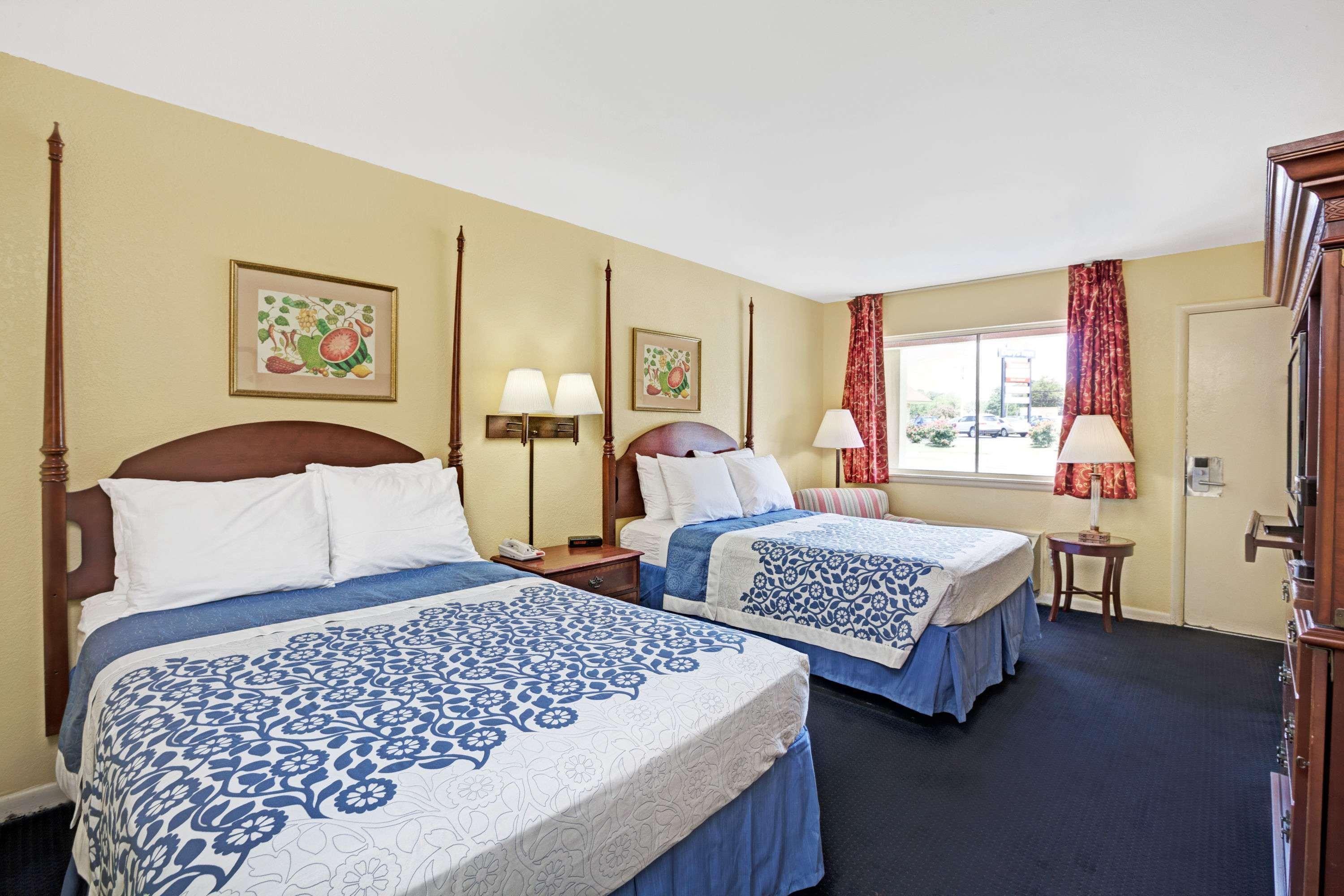 Days Inn By Wyndham Newport News Exterior photo