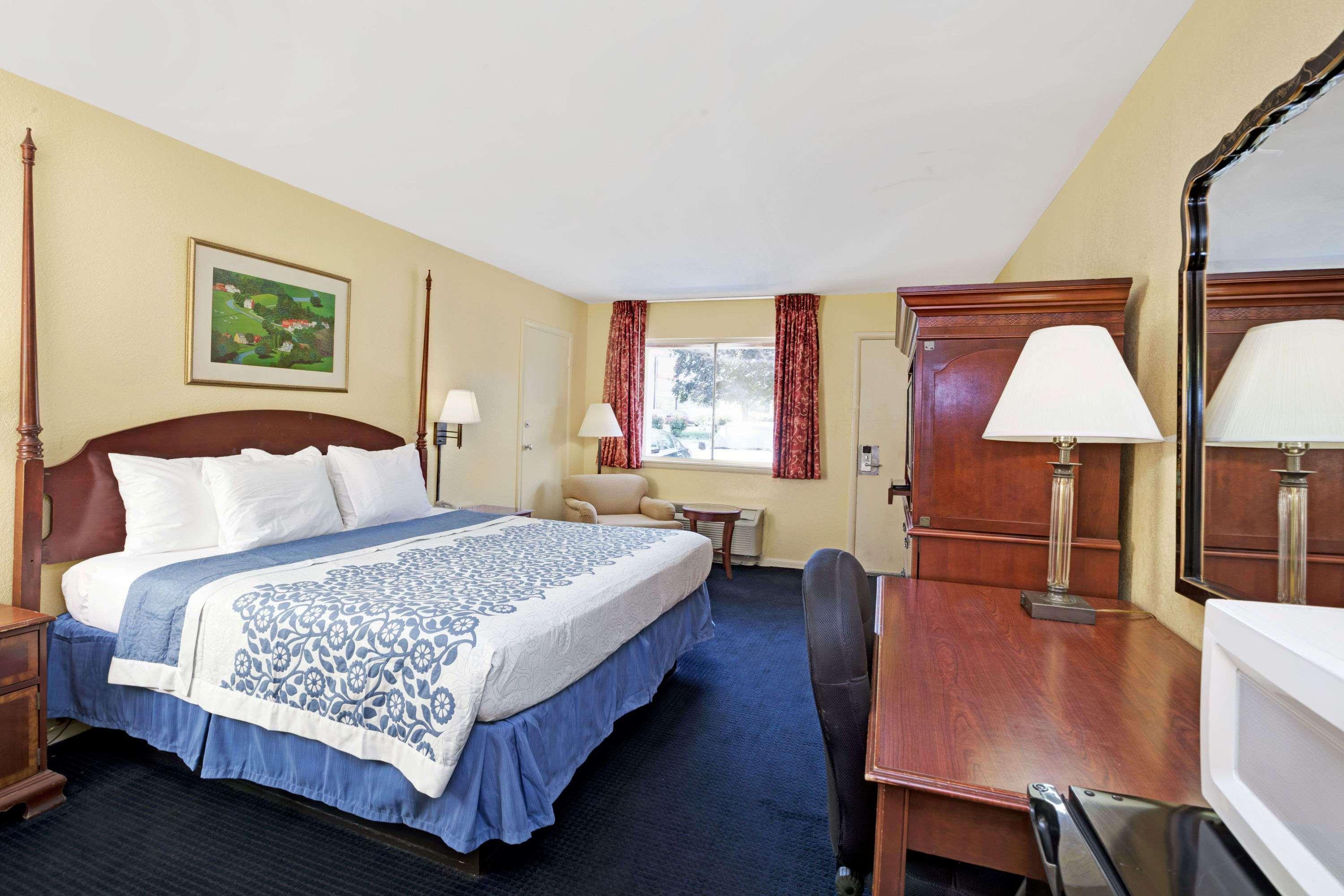 Days Inn By Wyndham Newport News Exterior photo