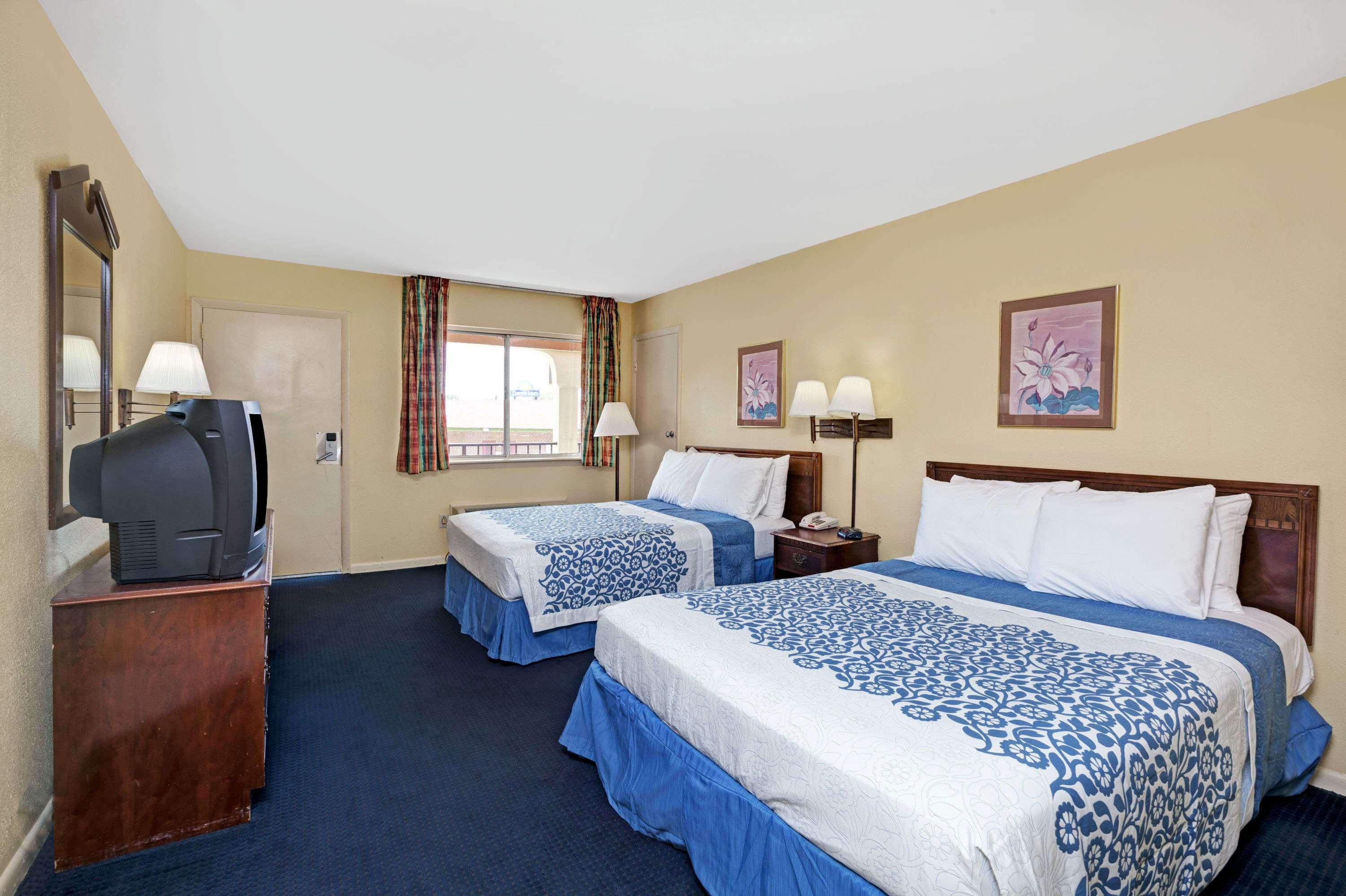 Days Inn By Wyndham Newport News Exterior photo