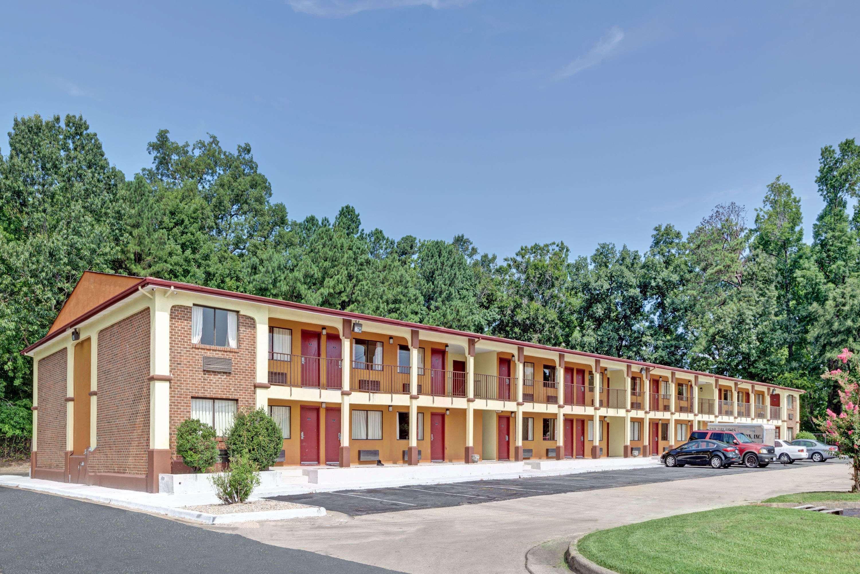 Days Inn By Wyndham Newport News Exterior photo