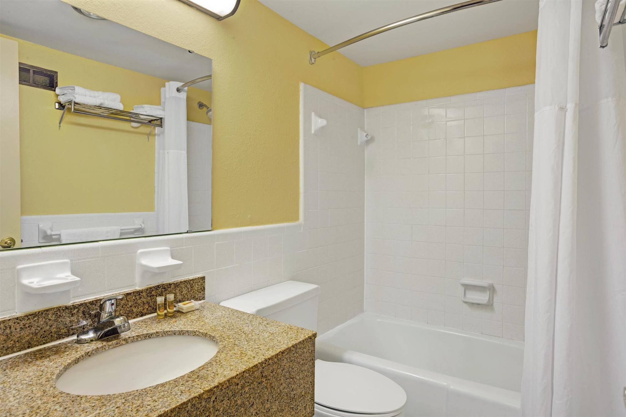 Days Inn By Wyndham Newport News Exterior photo