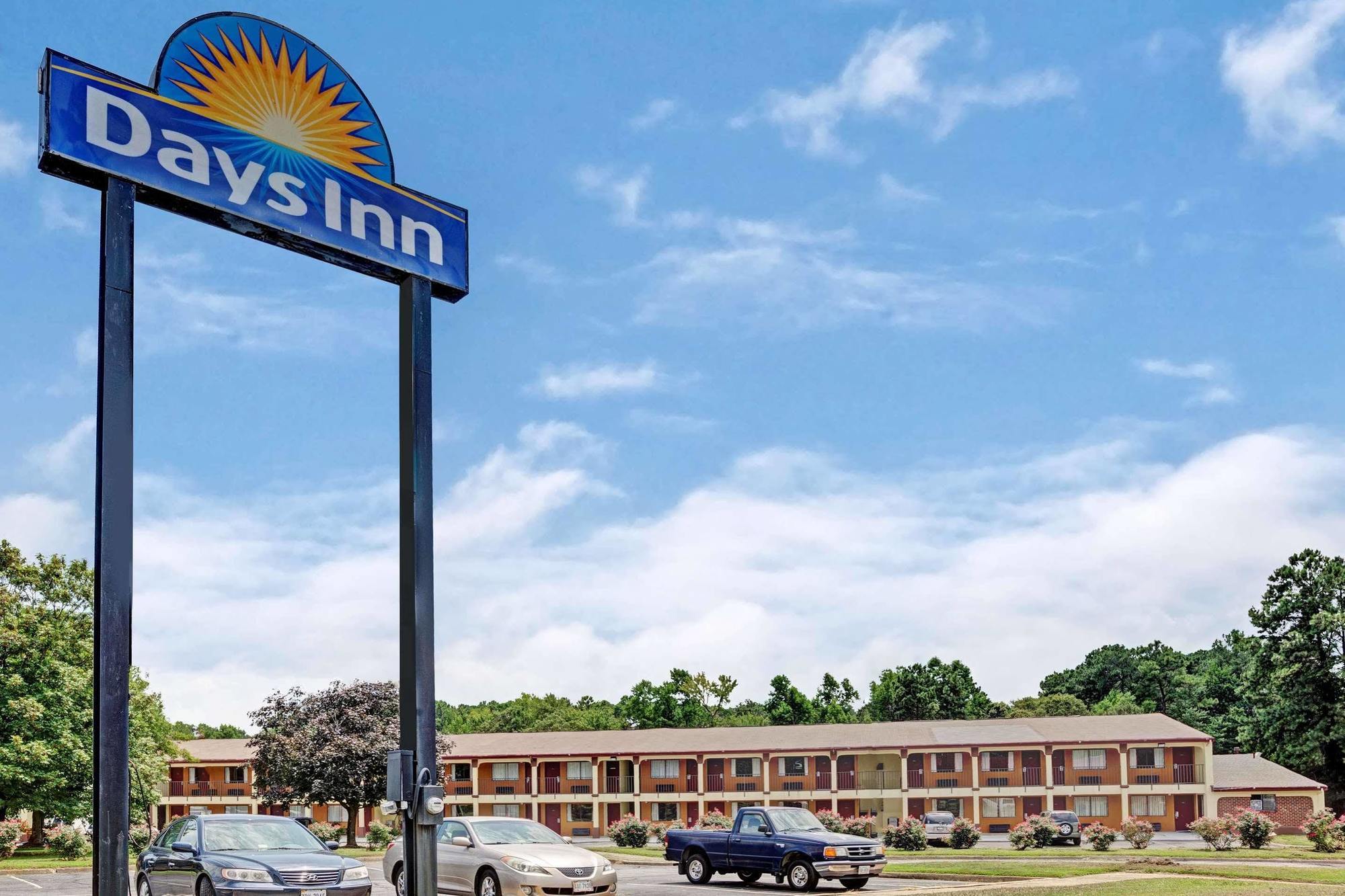 Days Inn By Wyndham Newport News Exterior photo